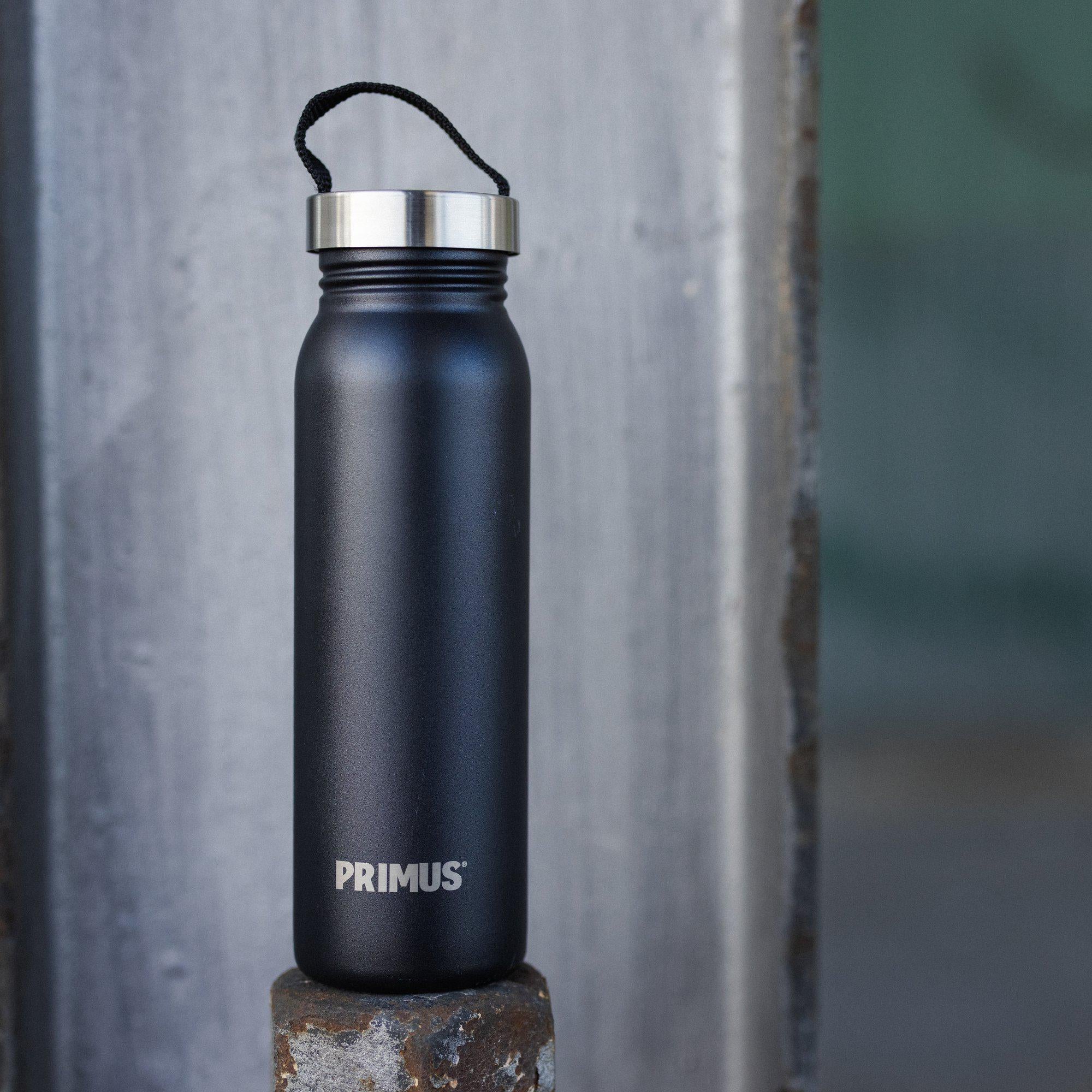 P741910_klunken-bottle-0.7l-black_isabelle-edsmyr_2021-13-lifestyleImages